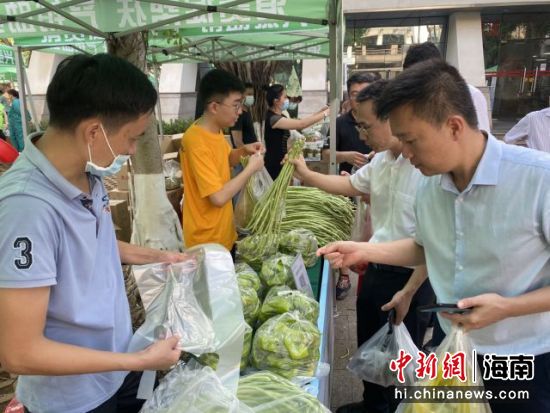 消費(fèi)助農(nóng)大集市活動現(xiàn)場，泡椒很快銷售一空。符宇群攝