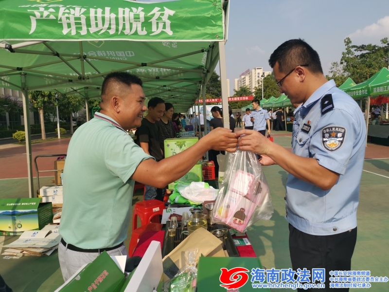 民警積極購(gòu)買農(nóng)產(chǎn)品（記者連蒙攝）